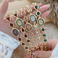 Montre pour femme de style rétro FF haut de gamme avec fausses perles ; Montre-bracelet à quartz ovale, légèrement luxueuse, inspirée des meilleures ventes