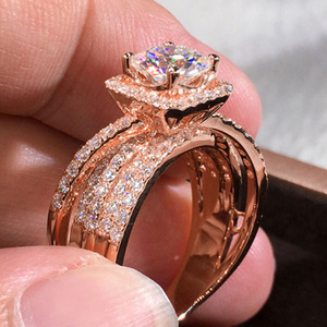 Anello con Cristalli Pavé in Tono Rosa per Donne, Accessorio Moda per Ufficio e Feste - Product Image 3