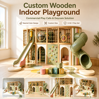 Équipement de terrain de jeu intérieur en bois personnalisé pour usage commercial avec mur d'escalade, toboggan en spirale et maisonnette pour enfants, idéal pour les cafés ludiques