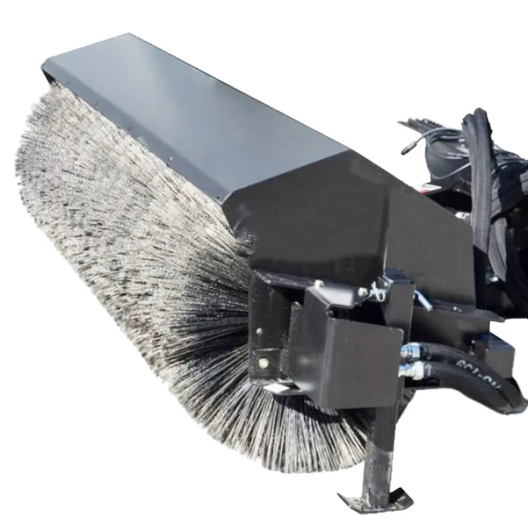 Os anexos sweeper também podem ser usados para detonar e jogar campos no verão ou remover neve de caminhadas no inverno