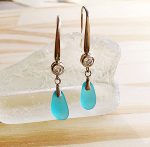 Boucles d'oreilles pendantes en verre de mer en forme de larme, plaquées or, avec pierres de verre de mer, collection Summer Beach Life Journey Organic Shape - Product Image 6