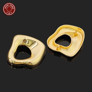 Botones de Metal con Forma Irregular Personalizados de Button Factory, Botones Elegantes Dorados con Logotipo Grabado para Accesorios de Ropa - Product Image 6