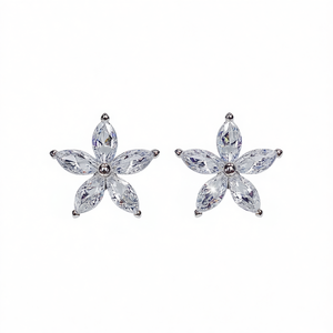 Orecchini a Perno E1290 con Fiore di Diamanti Bianchi, Montatura a Griffe, Gioielli Classici in Cristallo per Donna, Uso Quotidiano - Product Image 1