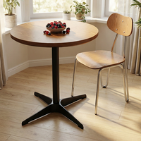 Meubles de restaurant de style moderne, tables sur mesure, avec bords inclinés sur les bords du plateau en contreplaqué