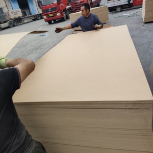<span class=keywords><strong>Panneau</strong></span> MDF modernisé mélaminé certifié E1 de 1,8 mm et 2,5 mm, finition poncée, format 4x8, plaque de <span class=keywords><strong>bois</strong></span> <span class=keywords><strong>brut</strong></span> - Product Image 1