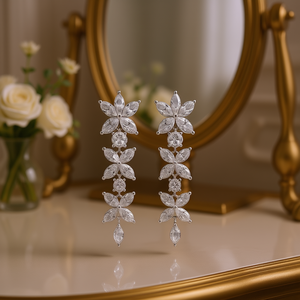 Pendientes de Lujo con Flores de Oro Blanco, Cristales de Corte Marquesa y Engaste de Garras, Joyería Fina para Bodas - Product Image 2