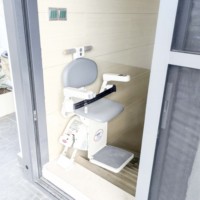 Fauteuil monte-escalier pliable : aide pratique pour les personnes âgées à monter les escaliers à la maison
