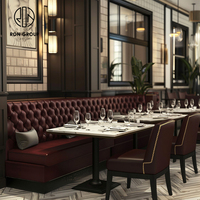 Table carrée en marbre Ron Group pour hôtel et restaurant avec ensemble de chaises hautes en cuir et banquette capitonnée rouge foncé