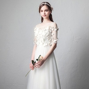 Robe de mariée en maille à col en U et manches courtes avec appliques florales pour la photographie de voyage - Product Image 1