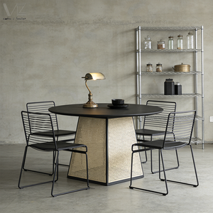 طاولة طعام دائرية فاخرة بتصميم أوروبي بسيط مصنوعة من الخشب والراتان المنسوج لغرفة الطعام - Product Image 1