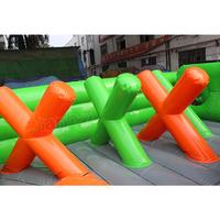Jeu d'obstacles gonflables commerciaux, arène de labyrinthe gonflable verte pour activités sportives interactives d'équipe en plein air