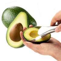 3-in-1 Handmatige Keukenhulpje van RVS: Avocado Snijder, Mes, Multifunctionele Fruit Snijder, Schiller en Ontpitter