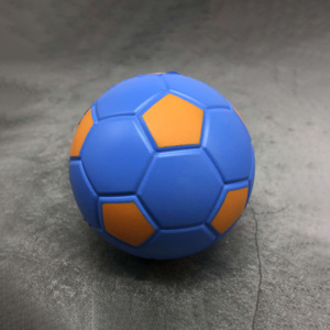Ballons anti-stress personnalisés avec logo 74 mm, jouets sensoriels à presser pour soulager le stress, en mousse PU, pour les 5-7 ans, idéaux pour les cadeaux de fête sur le thème du football - Product Image 2