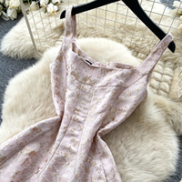 Robe midi élégante pour femme en jacquard à col carré et bretelles larges, taille cintrée, coupe évasée trapèze, idéale pour les soirées printemps-été