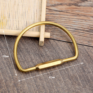 Llavero de Mosquetón de Latón en Forma de D de 67 mm x 50 mm, Estilo Nórdico, Hecho a Mano, Anillo Metálico para Llaves - Product Image 1