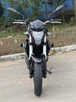 Moto de rue Benelli TNT300 300cc à moteur refroidi par eau, puissance robuste, utilisée, à essence