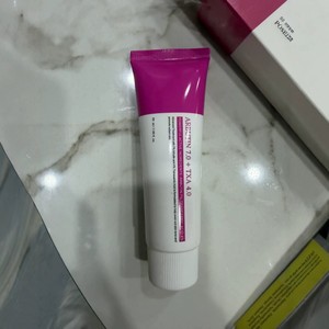 Contiene arbutina, niacinamida y ácido hialurónico 50 ml para uso diario, es adecuado para todo tipo de piel de mujeres. - Product Image 1