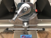 Prix de gros laminoir à pâte manuel semi-automatique de haute qualité pour rouleau de moulage de croissant coupé en stock