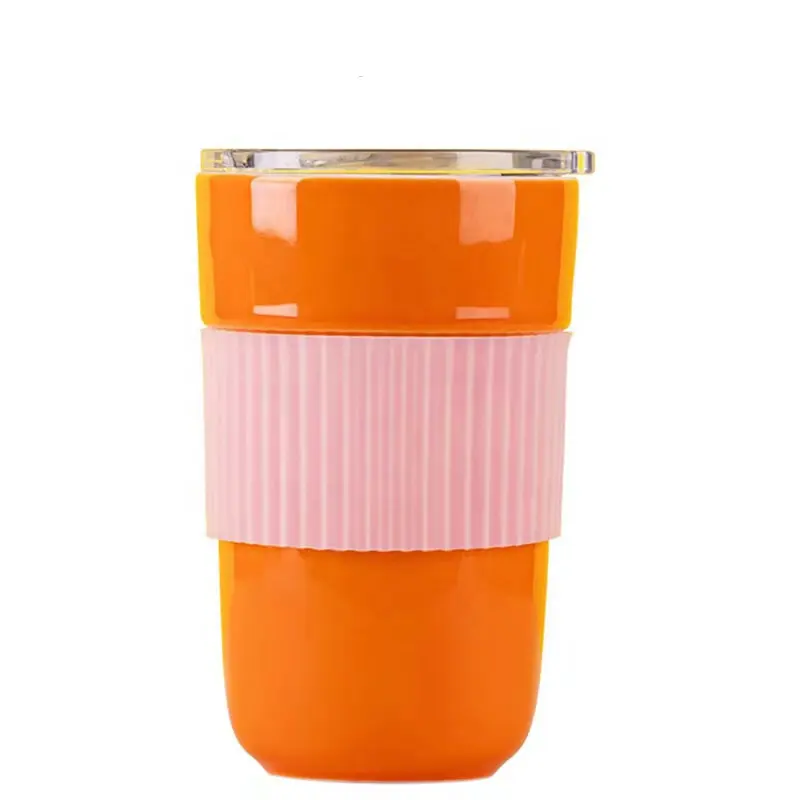 Tasse à café de voyage en céramique de 14oz avec couvercle en plastique transparent et manchon en silicone, gobelet à café en céramique pour aller couleurs variées.