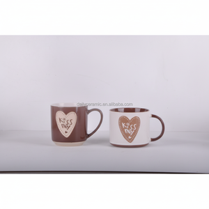 <span class=keywords><strong>Taza</strong></span> <span class=keywords><strong>de</strong></span> Café <span class=keywords><strong>de</strong></span> Cerámica <span class=keywords><strong>de</strong></span> 11 oz, Diseño OEM ODM, Dos Tonos Marrón y Blanco, Calcomanía <span class=keywords><strong>de</strong></span> Corazón con Texto en Inglés 'Kiss <span class=keywords><strong>Me</strong></span>', Logotipo Personalizado, <span class=keywords><strong>Taza</strong></span> para Té y Leche - Product Image 1