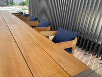 Ensemble de table à manger en teck d'extérieur avec fauteuils en bois massif et coussins bleu marine pour hôtels, stations balnéaires, restaurants, jardin, patio, meubles d'extérieur
