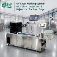 Marqueur laser UV industriel à alimentation automatique, avec unité intégrée de contrôle et de rejet par vision pour le codage et la traçabilité des emballages alimentaires