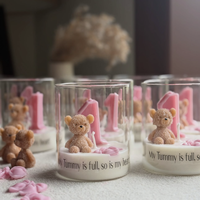 Personalisierte niedliche rosa Bären-Sicherheitskerzen aus Sojawachs im Glasbecher für Babyparty-Geschenke, Erstgeburtstagskerzen und Gastgeschenke