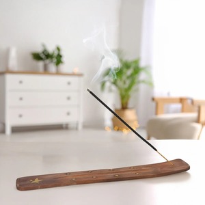 Soporte para incienso de madera natural de alta demanda con bandeja recolectora de cenizas para rituales diarios de Puja y oración, disponible a un precio razonable. - Product Image 1