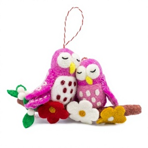 Adorno Navideño Hecho a Mano con Certificación de Comercio Justo, Estilo Tradicional, Pareja de Búhos de Fieltro en una Rama con Flores y Bayas - Product Image 4
