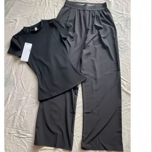 Set Yoga Estivo da Donna di Marca di Lusso Personalizzato AIL, Maniche Corte e Pantaloni a Gamba Larga, Traspirante e Confortevole - Product Image 4