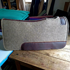 GN EXPORT Tapis de selle en cuir de vachette rose avec doublure en polycoton, garnissage en laine et bordure marron, style équestre western - Product Image 1
