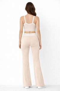 Conjunto de Sujetador Deportivo con Tirantes y Pantalones Deportivos de Pierna Recta — Ropa Deportiva Cómoda con un Diseño de Líneas Múltiples en Contraste - Product Image 3