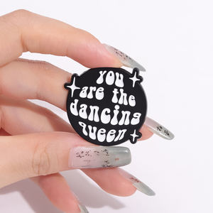 Venta al por mayor You Are the Dancing Queen Disco Ball Esmalte Pin Moda Sombrero Mochila Decoración Joyería Regalo para Fans del Disco - Product Image 4