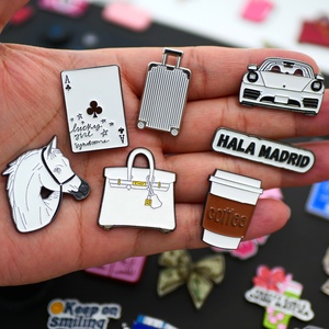 Autocollant de téléphone portable personnalisé de style moyen-oriental imprimé en 3D UV, émail doux, métal - Product Image 1