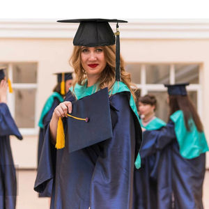 LM25295 - Accesorio para la gorra de graduación LM: Diadema anticaída para fijar el cabello, Clase de 2025 - Product Image 2