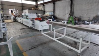 Extrudeuse Monovis Personnalisable à Haut Débit pour l'Extrusion de Profilés de Construction en PVC Rigide pour Portes et Fenêtres Creuses