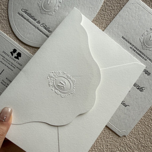 Tarjeta de Felicitación Personalizada para Bodas y Eventos con Estampado en Caliente, Sobre con Logotipo Personalizado, Impresión en Papel Couché/Artesanal Ecológico - Product Image 1