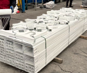 Bandeja de cable de aleación de aluminio ventilada, galvanizada en caliente, perfil de ranura, canal de acero inoxidable, bandeja angular curva para aeropuerto - Product Image 3