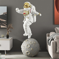 Statue d'astronaute grand format pour salon, modèle sculpté, figurine de lune, homme de l'espace, artisanat en résine légère peinte à la main, vente en gros