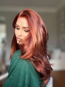 Precio de fábrica: Peluca sintética transparente sin pegamento, de cobre rojo en capas, resistente a altas temperaturas, con aspecto natural y pre-arrancada. - Product Image 2