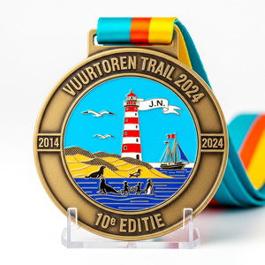Médaille ronde plaquée bronze antique style côtier avec phare et bordure en relief pour les récompenses des finishers du 10e anniversaire du Trail Vuurtoren - Product Image 1