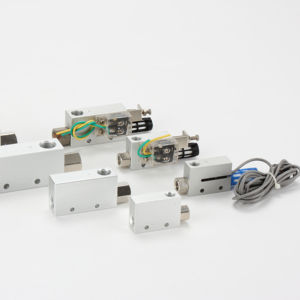 مولد تفريغ عالي التدفق من دي آي آي مع ملحقات هوائية وأداة تعمل بالهواء المضغوط وكأس شفط مطاطي ومفتاح كاتم للصوت طراز سي في-25 إتش إس-سي كيه - Product Image 1