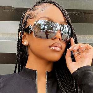 Lunettes de soleil enveloppantes de luxe avec logo personnalisé, diamants, modèle 2022, surdimensionnées, pour femmes - Product Image 2