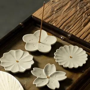Venta al por mayor personalizado diseño blanco flor forma Cenicero cerámica incienso palo titular