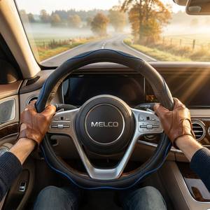 Housses de <span class=keywords><strong>volant</strong></span> de voiture personnalisées en gros avec logo : <span class=keywords><strong>Cuir</strong></span> noir avec surpiqûres bleues, design perforé respirant, 37 à <span class=keywords><strong>39</strong></span> <span class=keywords><strong>cm</strong></span> - Product Image 2