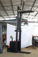 Gerbeur électrique autoporté 4,5M 5M 6M 1500kg 2000kg à mât triplex et batterie lithium pour la manutention en entrepôt