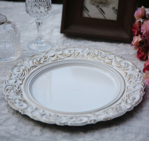 <span class=keywords><strong>Belles</strong></span> <span class=keywords><strong>assiettes</strong></span> décoratives en plastique de service sous le chargeur de mariage unique blanc de 13 pouces avec motif doré - Product Image 3