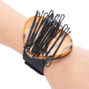 Brazalete magnético para peinar el cabello, diseño de estampado de leopardo, correa suave ajustable, pinza para el cabello para uso diario - Product Image 2