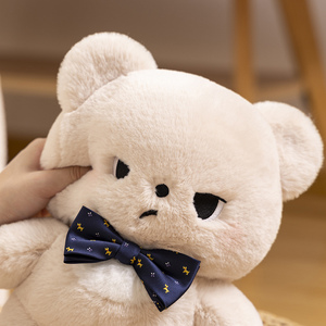 Peluche Ours Cool avec Nœud Papillon et Visage Goguenard – 3 Couleurs – Doux et Moelleux – Décoration Maison – Logo Personnalisé – Vente en Gros - Product Image 1