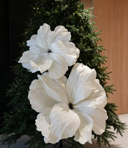 L-169 Elegante, Schlichte Riesige Weihnachtsbaum-Dekoration mit Weißen Künstlichen Blütenköpfen für Schaufenster und Außendekoration - Product Image 3